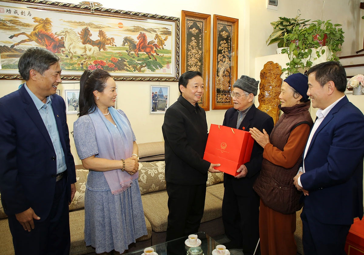Phó Thủ tướng Chính phủ thăm, chúc Tết gia đình ông La Tần Khôi Việt - Lão thành cách mạng tại phường Quyết Thắng, Tp. Sơn La
