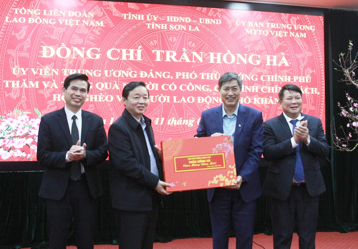 Phó Thủ tướng Chính phủ Trần Hồng Hà tặng quà tỉnh Sơn La