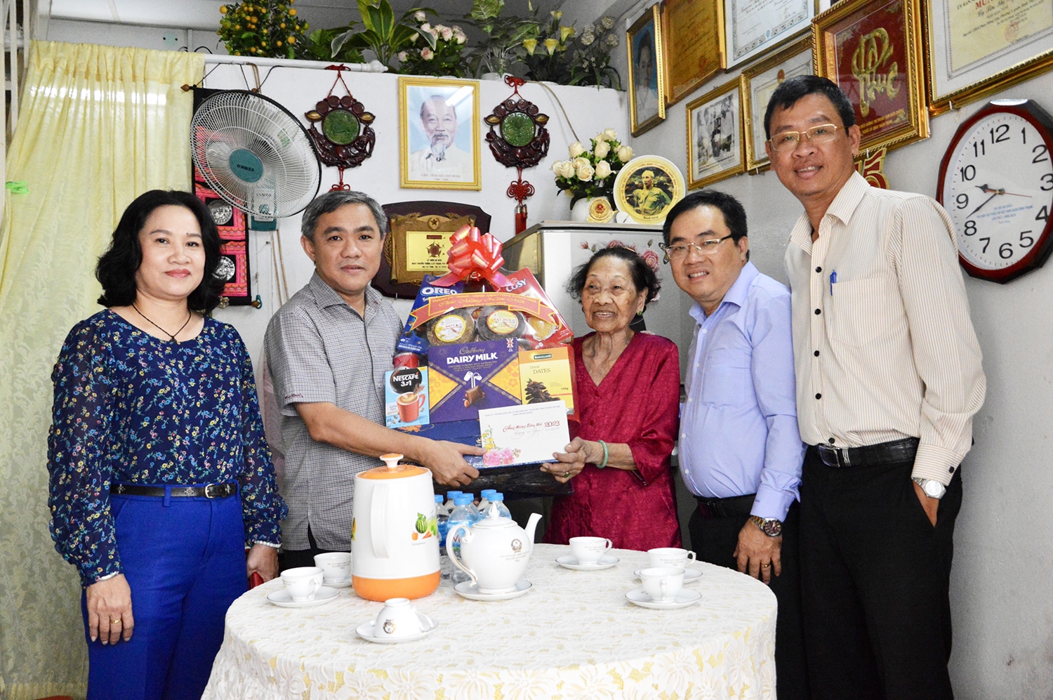 Ban Dân tộc TP. Hồ Chí Minh thăm, tặng quà, chúc Tết Mẹ Việt Nam Anh hùng Sơn Thị Kỷ 