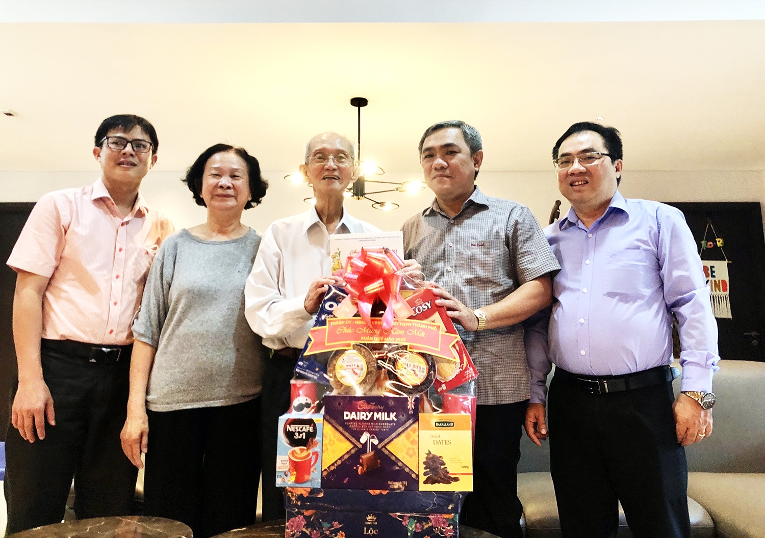 Ban Dân tộc TP. Hồ Chí Minh thăm, tặng quà. chúc Tết gia đình ông Trần Kiện 