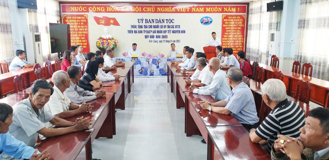 Đoàn công tác thăm, chúc Tết Người có uy tín tại tỉnh Kiên Giang