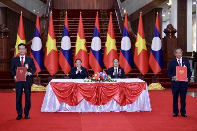 Bộ trưởng Bộ Thông tin và Truyền thông Việt Nam Nguyễn Mạnh Hùng và Bộ trưởng Bộ Công nghệ và Truyền thông Lào Boviengkham Vongdara ký Hiệp định giữa Chính phủ Việt Nam và Chính phủ Lào về đối tác số - Ảnh: VGP/Nhật Bắc