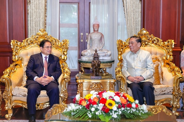 Thủ tướng Phạm Minh Chính và nguyên Tổng Bí thư, Chủ tịch nước Lào Choummaly Sayasone - Ảnh: VGP/Nhật Bắc