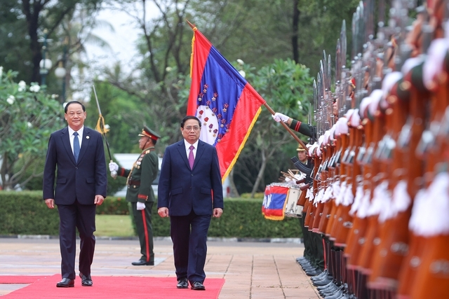 Hai Thủ tướng duyệt đội danh dự Quân đội Cộng hòa Dân chủ Nhân dân Lào - Ảnh: VGP/Nhật Bắc