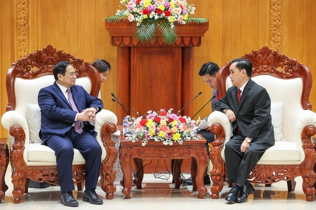 Thủ tướng Phạm Minh Chính và nguyên Thủ tướng Chính phủ Lào Thongsing Thammavong - Ảnh: VGP/Nhật Bắc