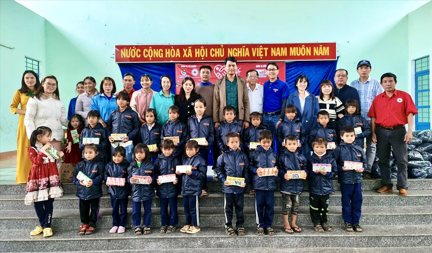 Trao quà, áo ấm cho học sinh nghèo, DTTS tại Trường Tiểu học - THCS Lê Quý Đôn, xã Yang Trung, huyện Kông Chro