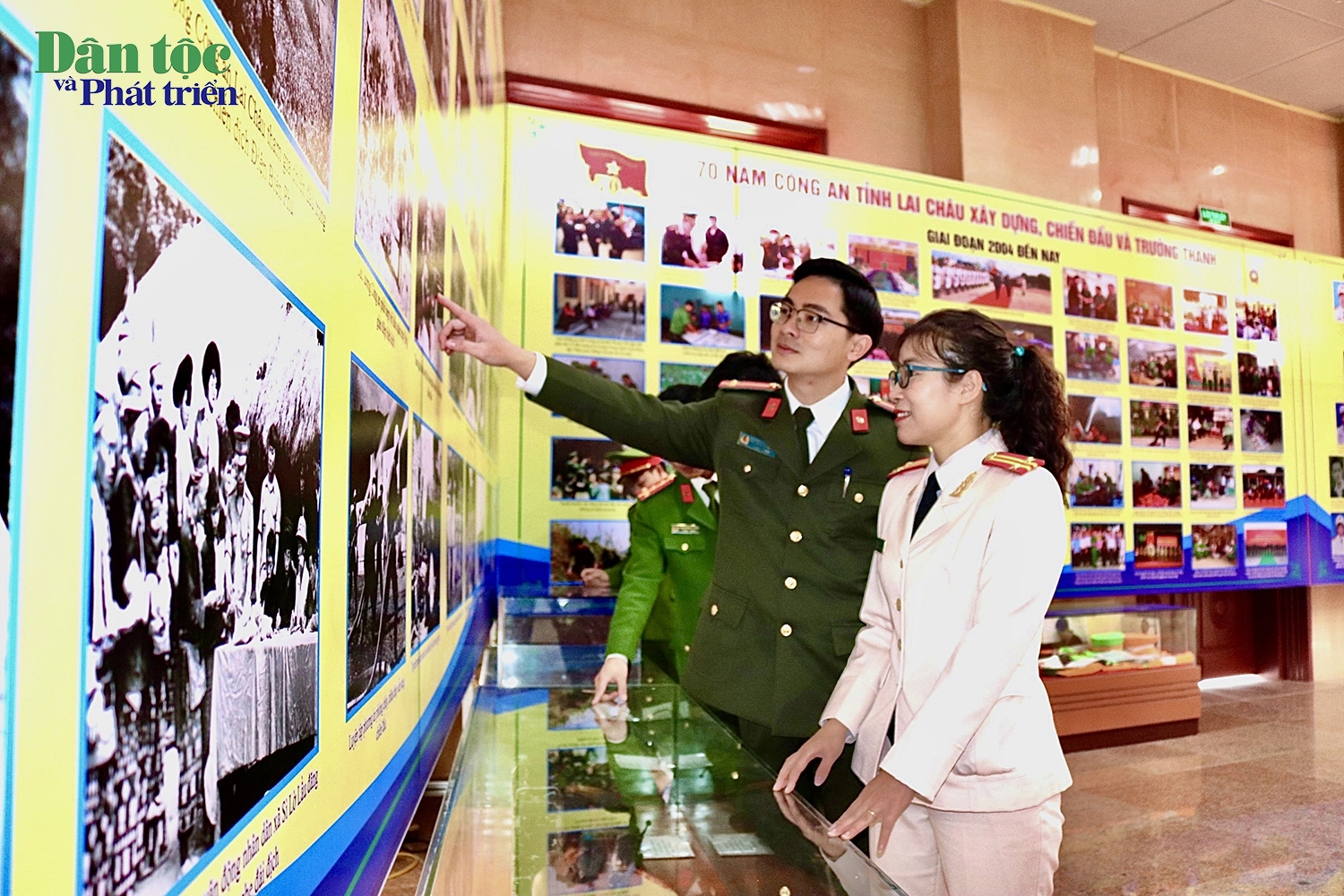 Các chiến sĩ Công an tỉnh Lai Châu tham quan không gian trưng bày những tang vật, kỷ vật và ảnh lưu niệm trong suốt hành trình 70 năm truyền thống