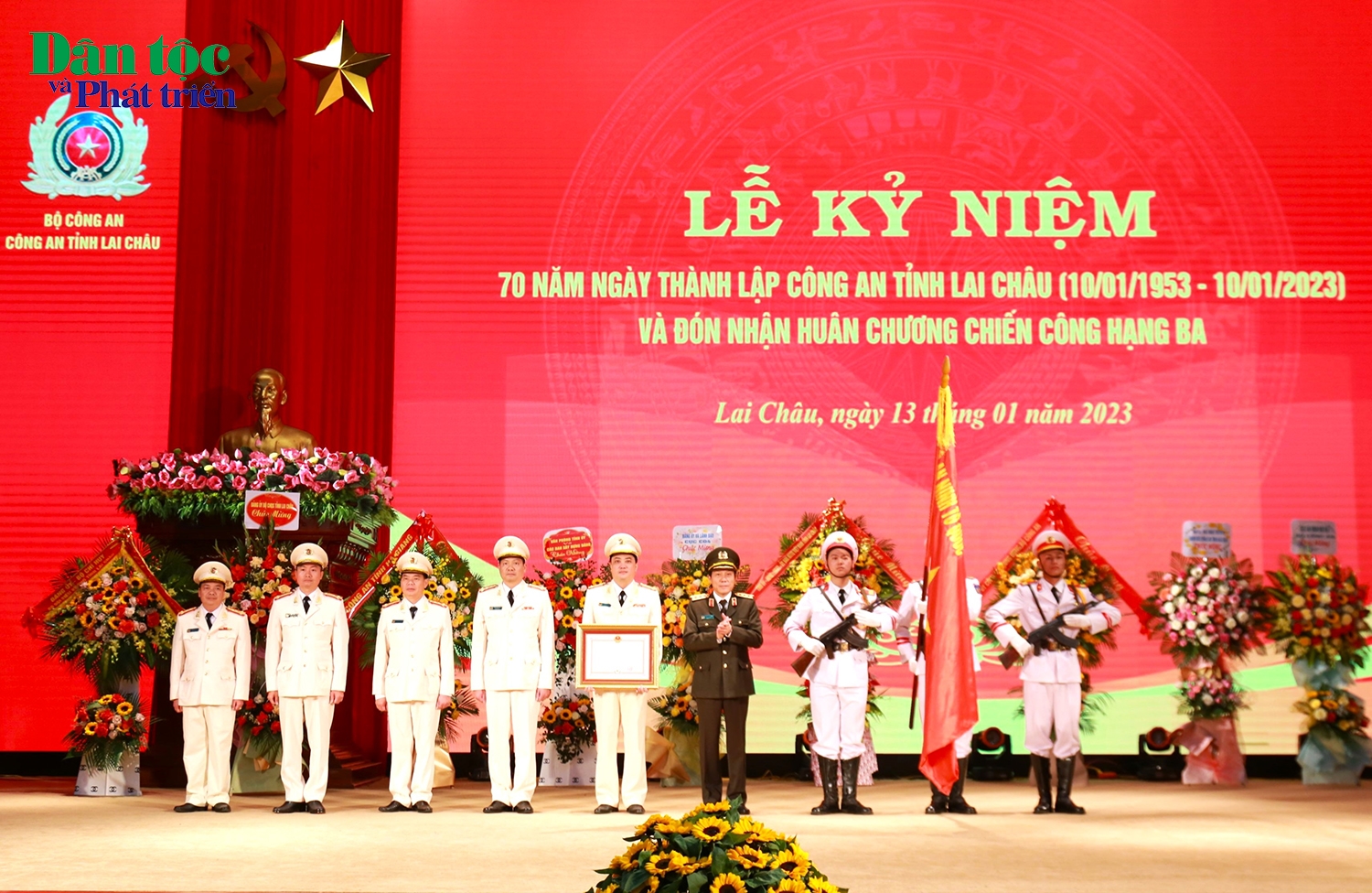 Thừa ủy quyền, Thượng tướng Lương Tam Quang trao Huân chương chiến công hạng Ba tặng Công an tỉnh Lai Châu