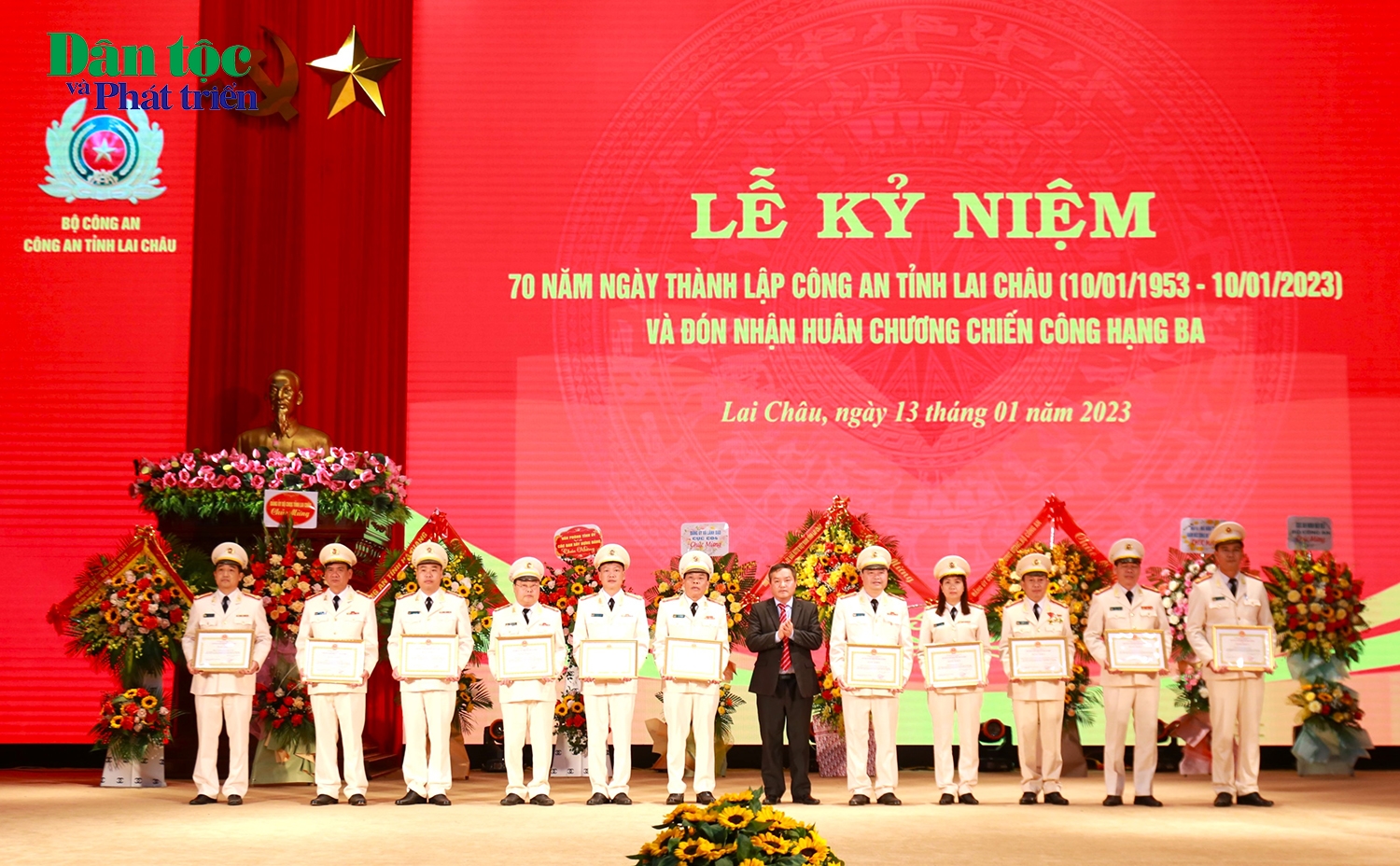 Phó Chủ tịch UBND tỉnh Lai Châu Giàng A Tính trao Bằng khen của UBND tỉnh tặng đại diện 40 tập thể và cá nhân có thành tích xuất sắc