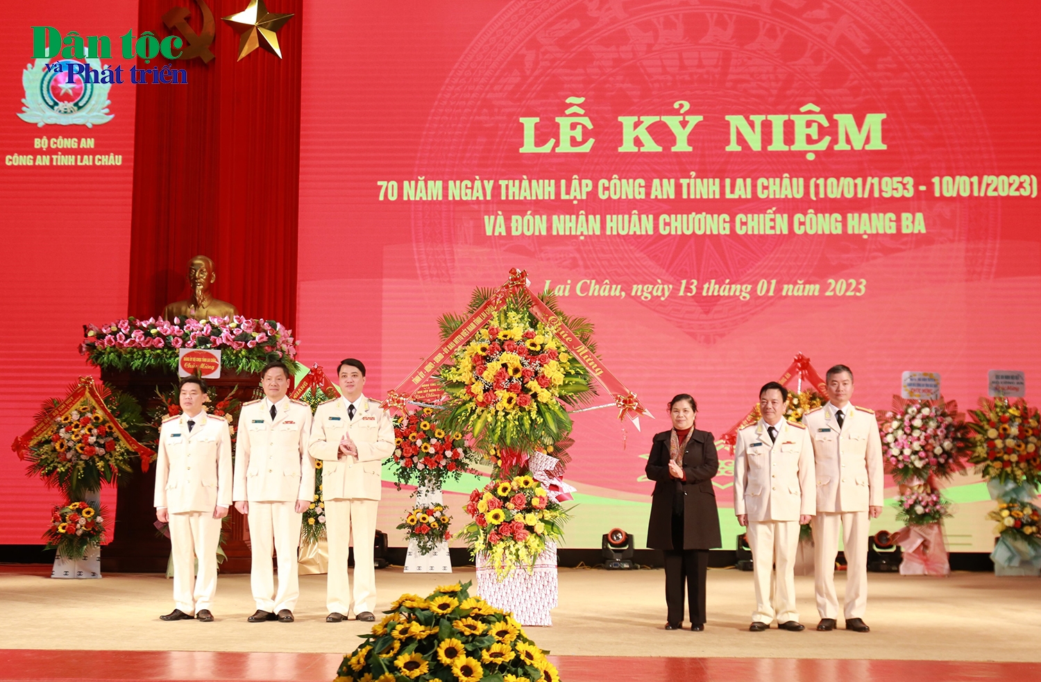 Ủy viên Trung ương Đảng, Bí thư Tỉnh ủy Lai Châu Giàng Páo Mỷ tặng hoa vinh danh các chiến sĩ Công an tỉnh Lai Châu