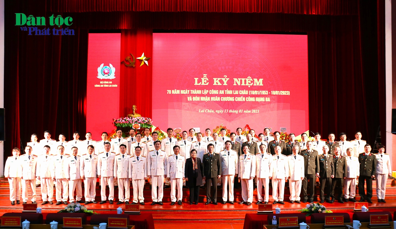 Thứ trưởng Lương Tam Quang cùng các đại biểu chụp ảnh tại buổi lễ
