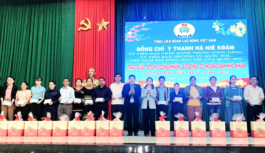 Ủy viên Trung ương Đảng, Chủ tịch Hội đồng Dân tộc của Quốc hội Y Thanh Hà Niê Kđăm đã đến thăm và chúc Tết và tặng quà tại tỉnh Gia Lai