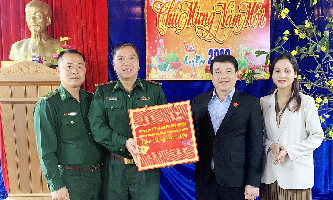 Chủ tịch Hội đồng Dân tộc của Quốc hội trao quà của Phó Chủ tịch Quốc hội Nguyễn Đức Hải và Hội đồng Dân tộc tặng Đồn Biên phòng Cửa khẩu quốc tế Bờ Y (tỉnh Kon Tum)
