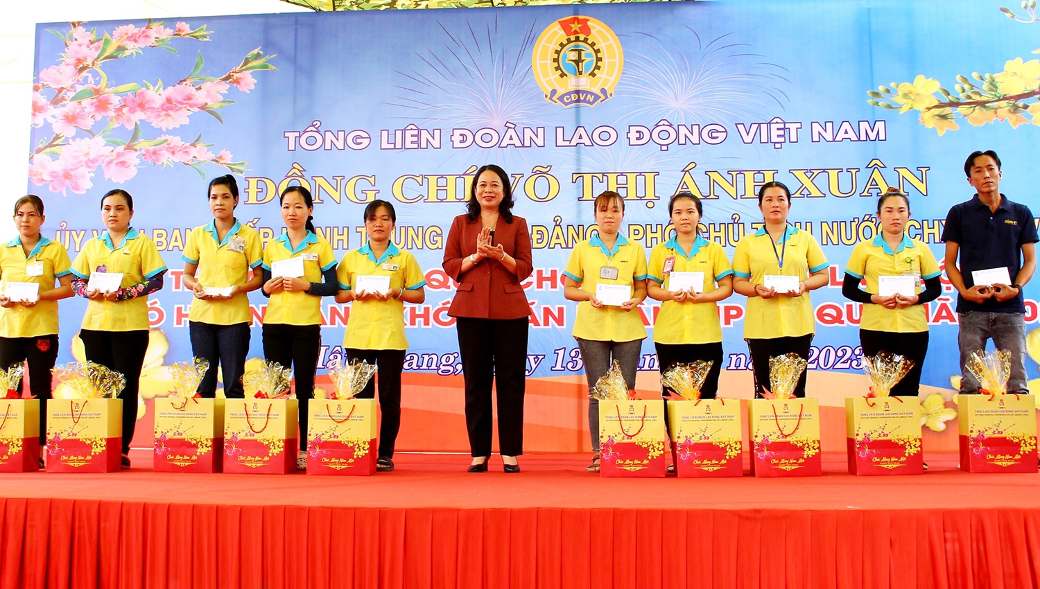 Phó Chủ tịch nước Võ Thị Ánh Xuân tặng quà Tết công nhân Cụm Công nghiệp - Tiểu thủ công nghiệp Tp. Vị Thanh