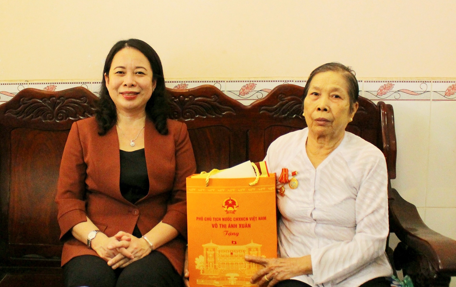 Phó Chủ tịch nước Võ Thị Ánh Xuân tặng quà Tết bà Nguyễn Thị Kết - thương binh 4/4 ở phường I, Tp. Vị Thanh