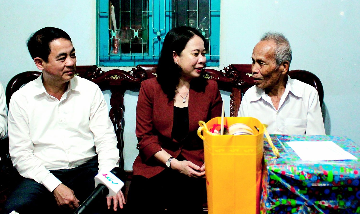 Phó Chủ tịch nước Võ Thị Ánh Xuân chúc Tết ông Nguyễn Văn Tài (103 tuổi) ở phường V, Tp. Vị Thanh