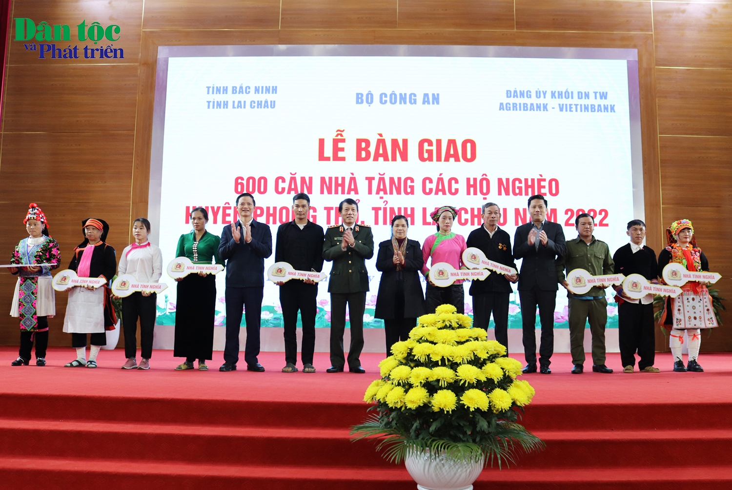 Thứ trưởng Bộ Công an Lương Tam Quang, Bí thư Tỉnh ủy Lai Châu Giàng Páo Mỷ cùng các đại biểu trao tượng trưng nhà tình nghĩa và quà tặng cho các hộ nghèo thuộc huyện Phong Thổ, tỉnh Lai Châu 