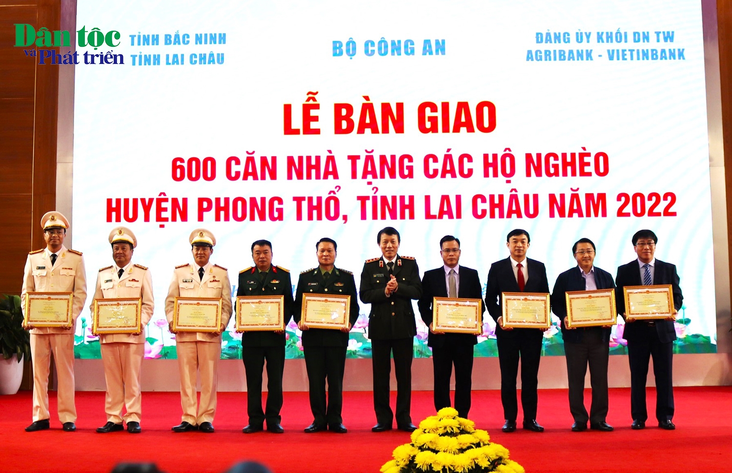 Thứ trưởng Bộ Công an Lương Tam Quang trao Bằng khen của Bộ Công an tặng các tập thể có thành tích xuất sắc trong thực hiện Đề án 645 