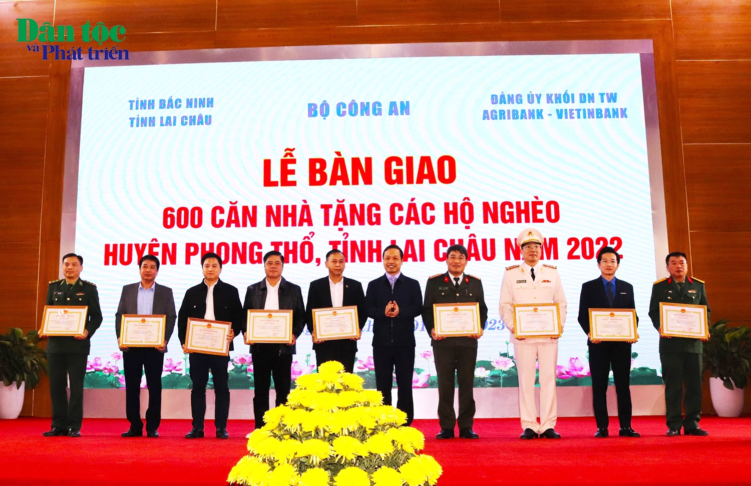 Chủ tịch UBND tỉnh Lai Châu Trần Tiến Dũng trao Bằng khen của UBND tỉnh tặng các tập thể có thành tích xuất sắc trong thực hiện Đề án 645
