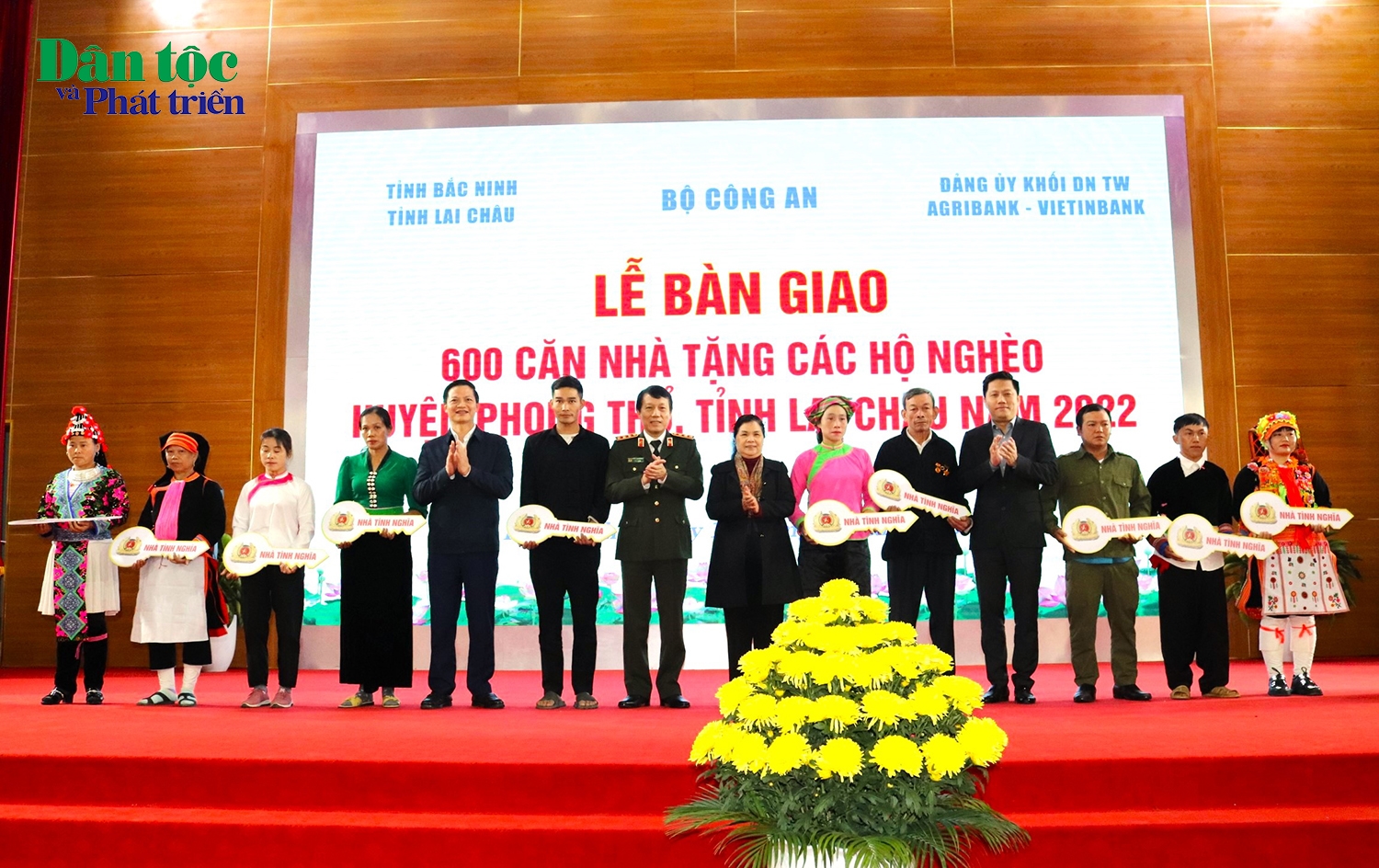 Thứ trưởng Bộ Công an Lương Tam Quang trao bảng tượng trưng 600 căn nhà tặng các hộ nghèo thuộc huyện Phong Thổ, tỉnh Lai Châu