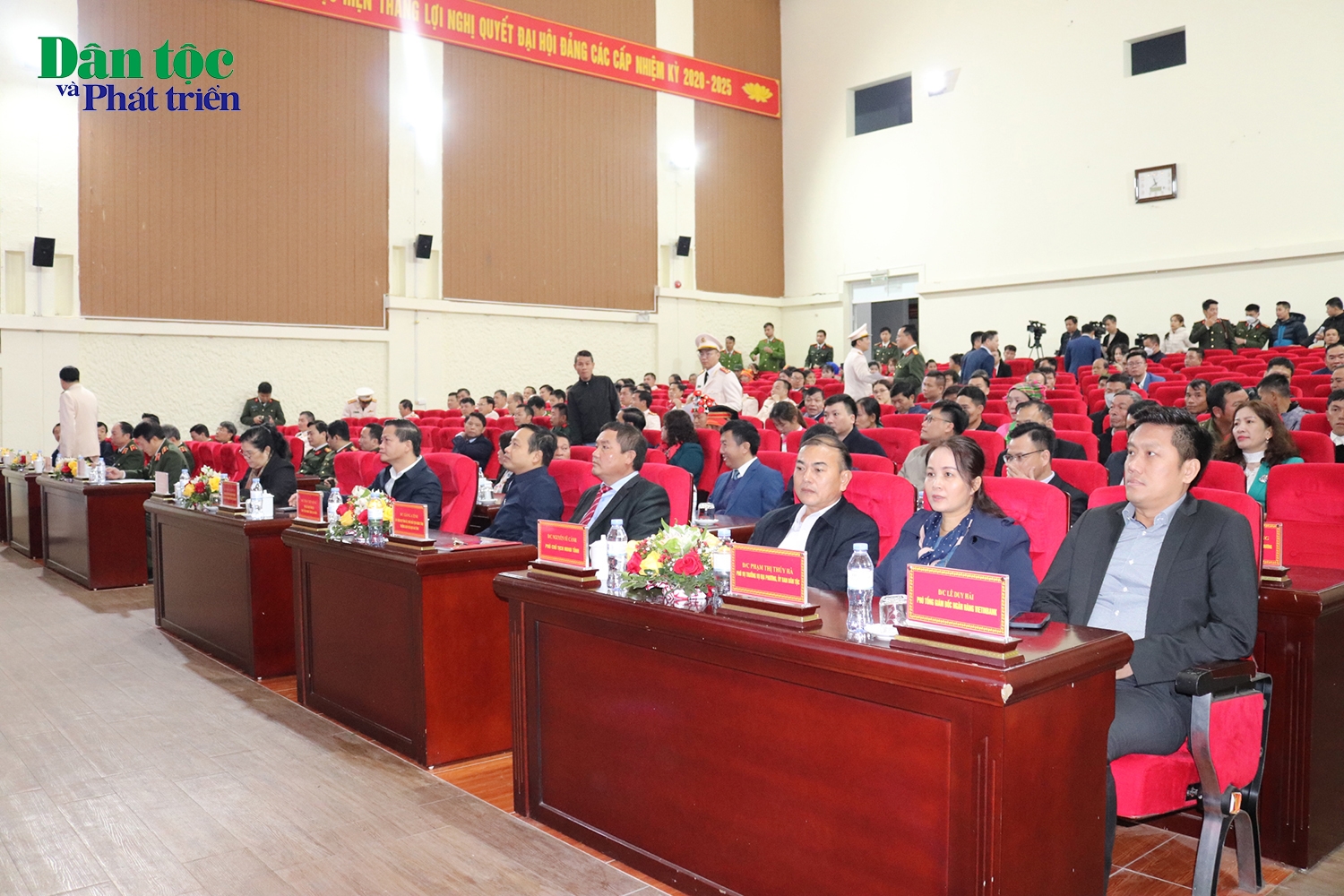 Bà Phạm Thị Thúy Hà - Phó Vụ trưởng Vụ Công tác dân tộc địa phương - UBDT (hàng đầu, thứ hai từ phải sang trái) tham dự buổi lễ