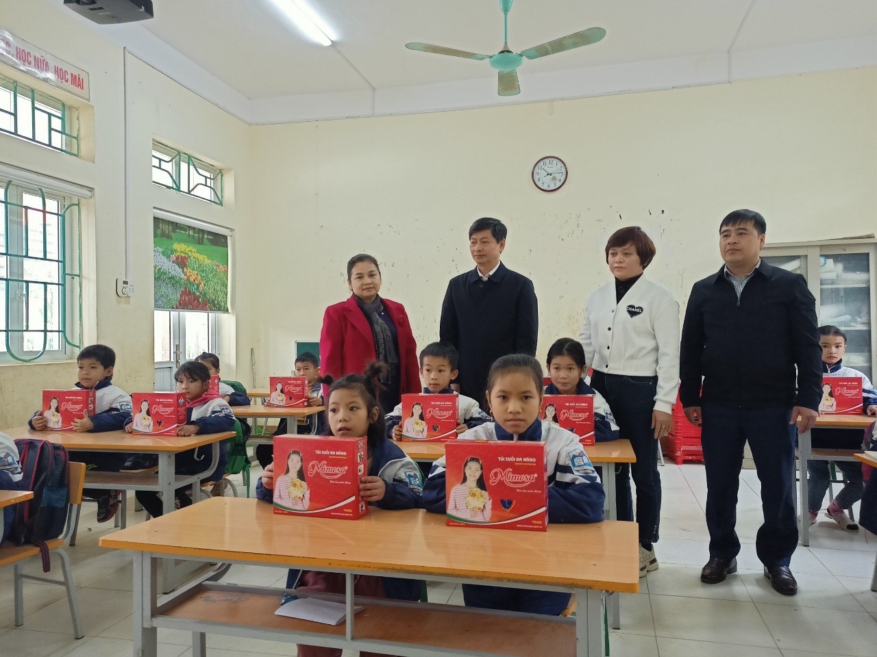 Ban Dân tộc tỉnh Cao Bằng tổ chức trao quà tết cho các hộ gia đình và các em học sinh có hoàn cảnh khó khăn nhân dịp Tết Nguyên đán năm 2023 2