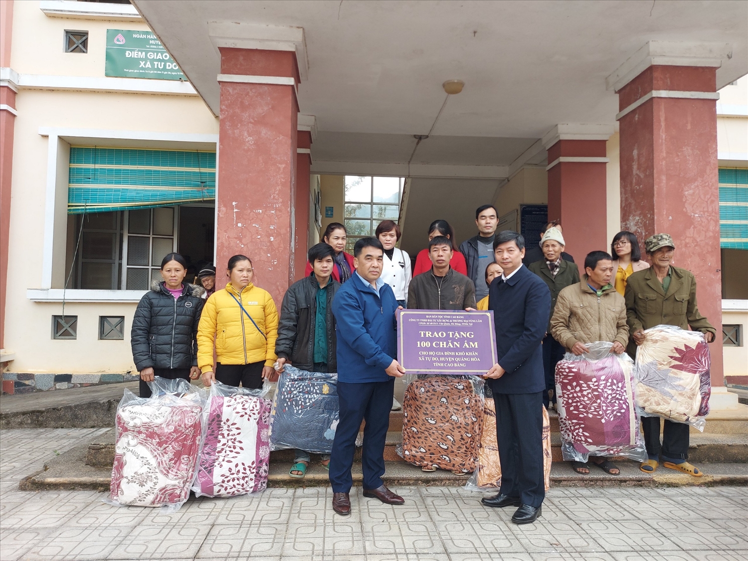 Ban Dân tộc tỉnh Cao Bằng tổ chức trao quà tết cho các hộ gia đình và các em học sinh có hoàn cảnh khó khăn nhân dịp Tết Nguyên đán năm 2023 3