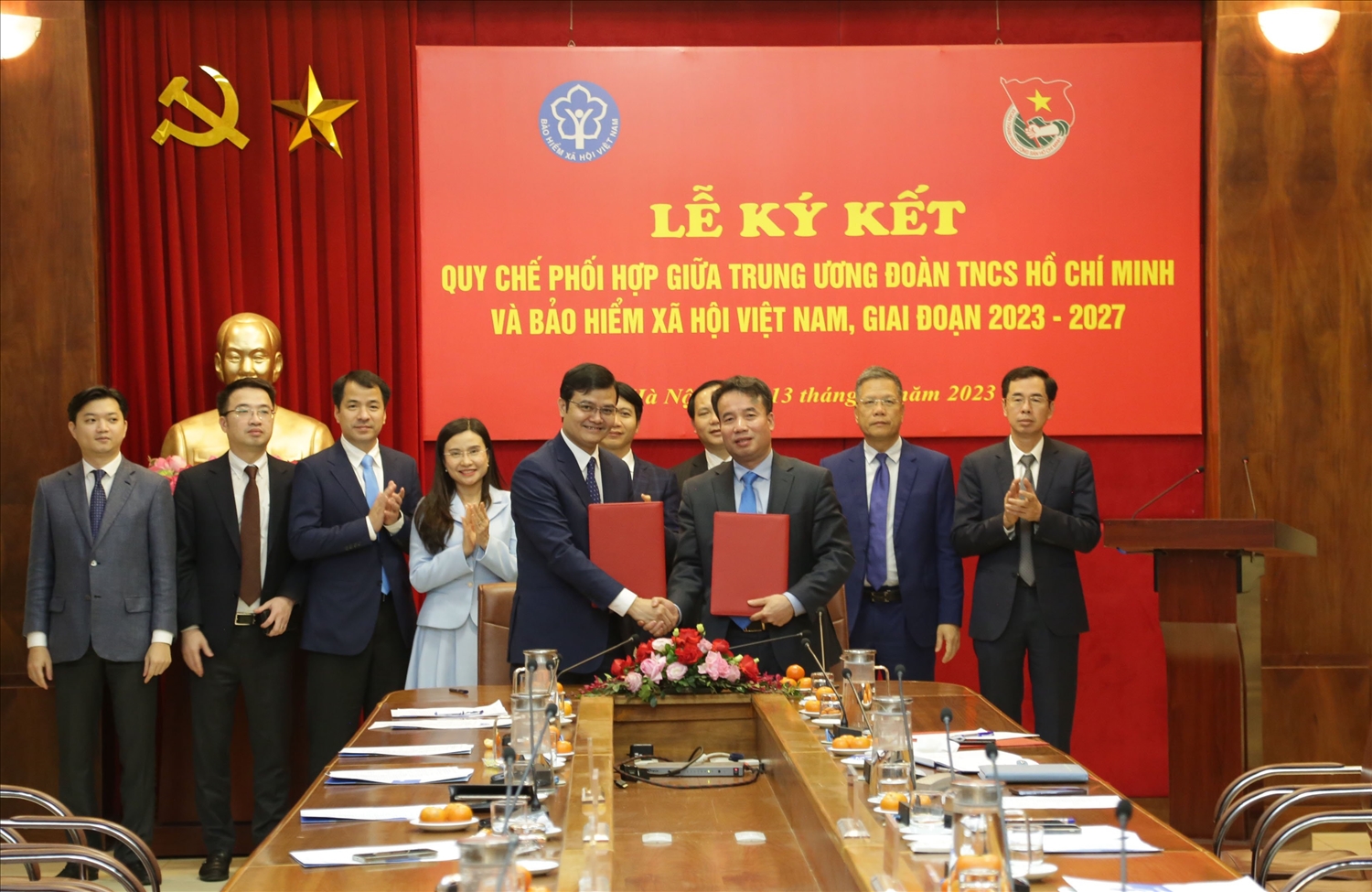 Dưới sự chứng kiến của các đại biểu, Tổng Giám đốc Nguyễn Thế Mạnh và Bí thư thứ Nhất Bùi Quang Huy đã ký Quy chế phối hợp công tác giữa hai cơ quan