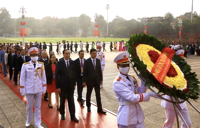 Đoàn kiều bào tiêu biểu vào Lăng viếng Chủ tịch Hồ Chí Minh.