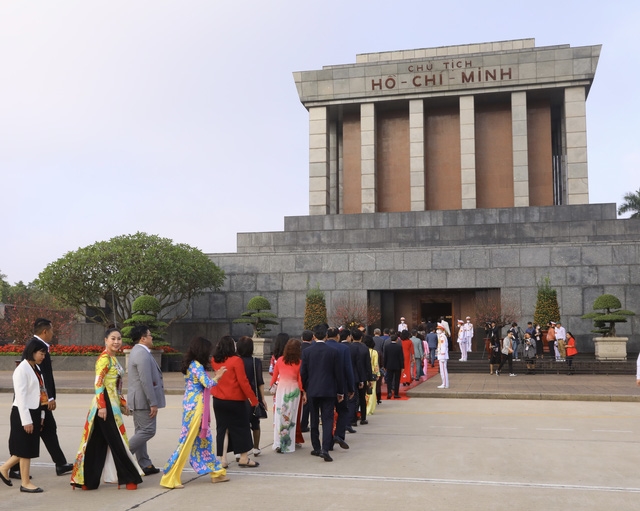 Đoàn kiều bào tiêu biểu vào Lăng viếng Chủ tịch Hồ Chí Minh.