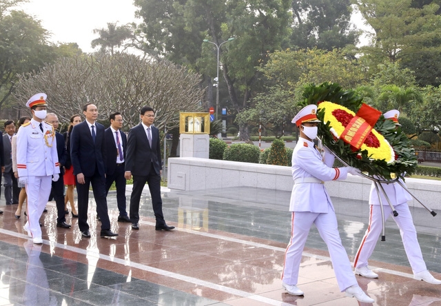 Đoàn kiều bào tiêu biểu tới đặt hoa tại Đài tưởng niệm Anh hùng Liệt sĩ trên đường Bắc Sơn.