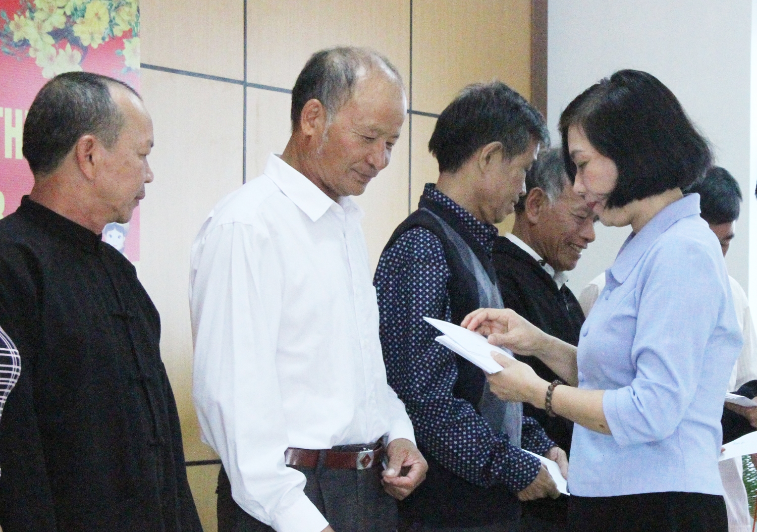 Bà Phạm Thị Phước An - Phó Vụ trưởng Vụ Công tác dân tộc địa phương thuộc Ủy ban Dân tộc trao quà cho Người có uy tín