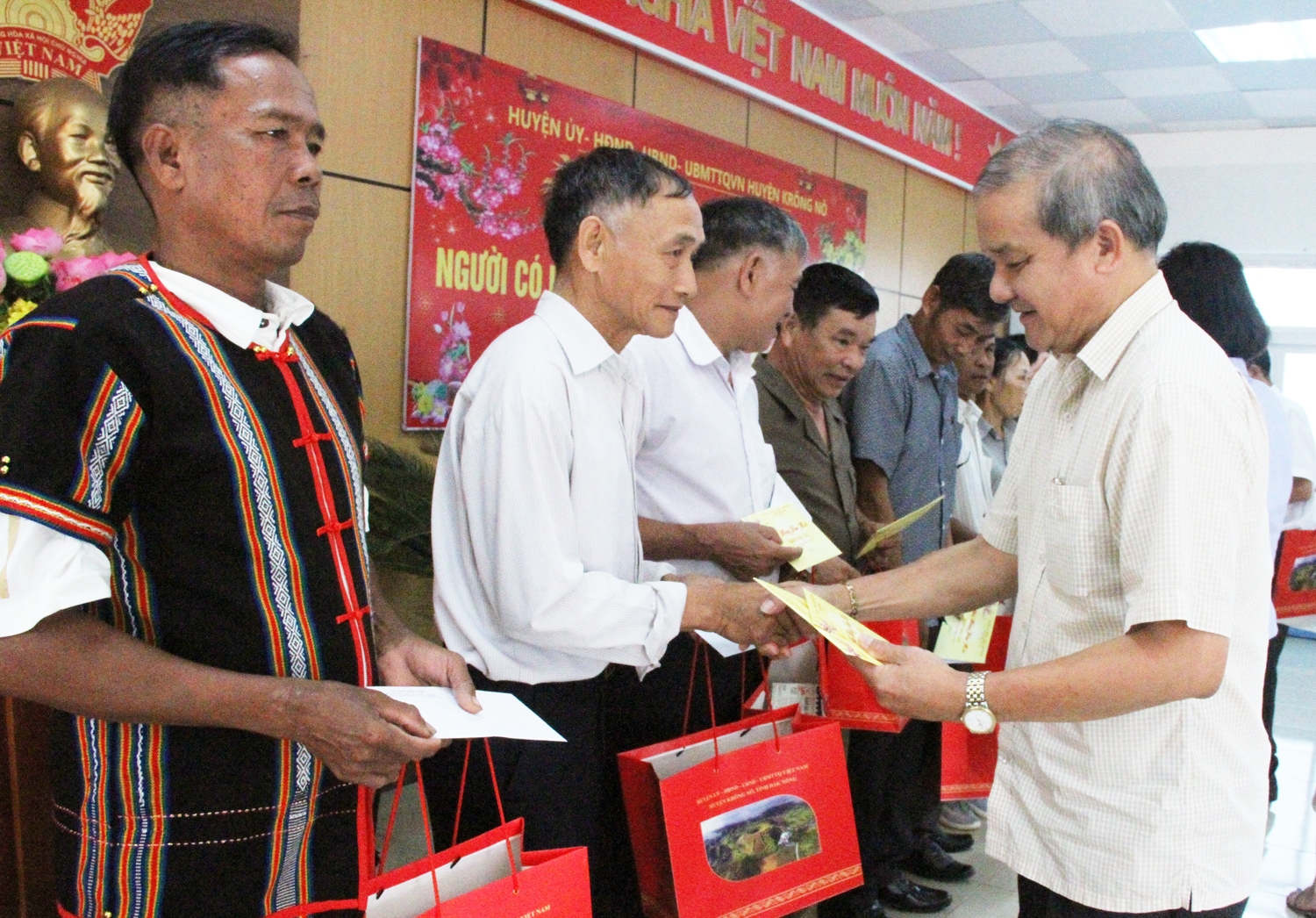  Ông Nguyễn Tấn Bi - Bí thư Huyện ủy Krông Nô trao quà của huyện cho Người có uy tín