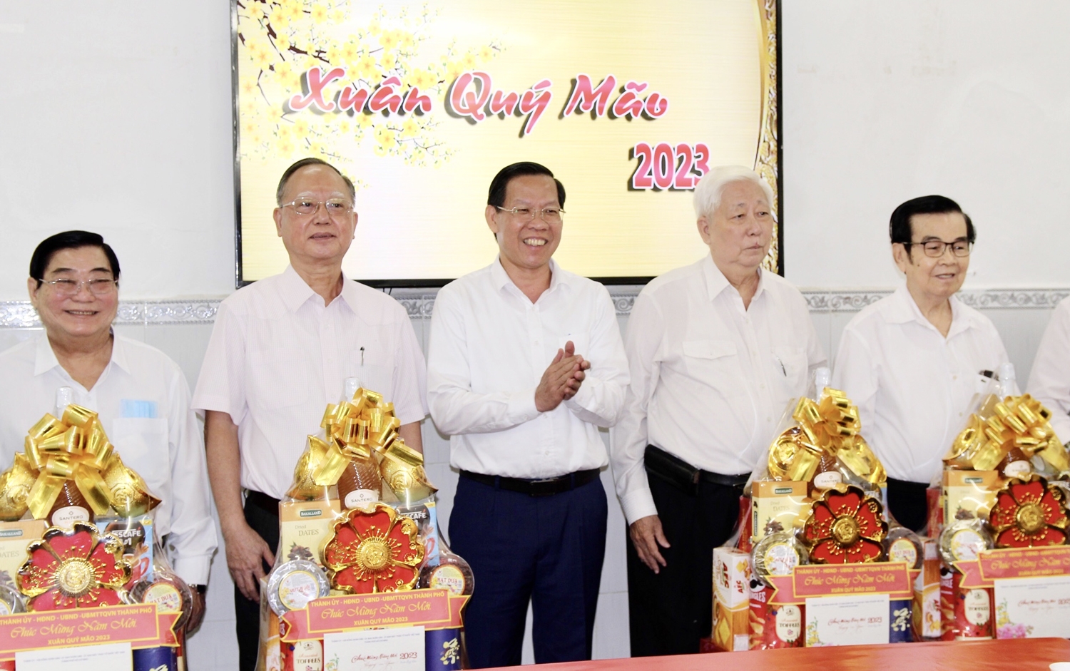 Thay mặt Đảng bộ và chính quyền TP. Hồ Chí Minh, Chủ tịch UBND Thành phố Phan Văn Mãi đã gửi những phần quà và những lời chúc tốt đẹp đến đồng bào Hoa nhân dịp tết Quý Mão 2023