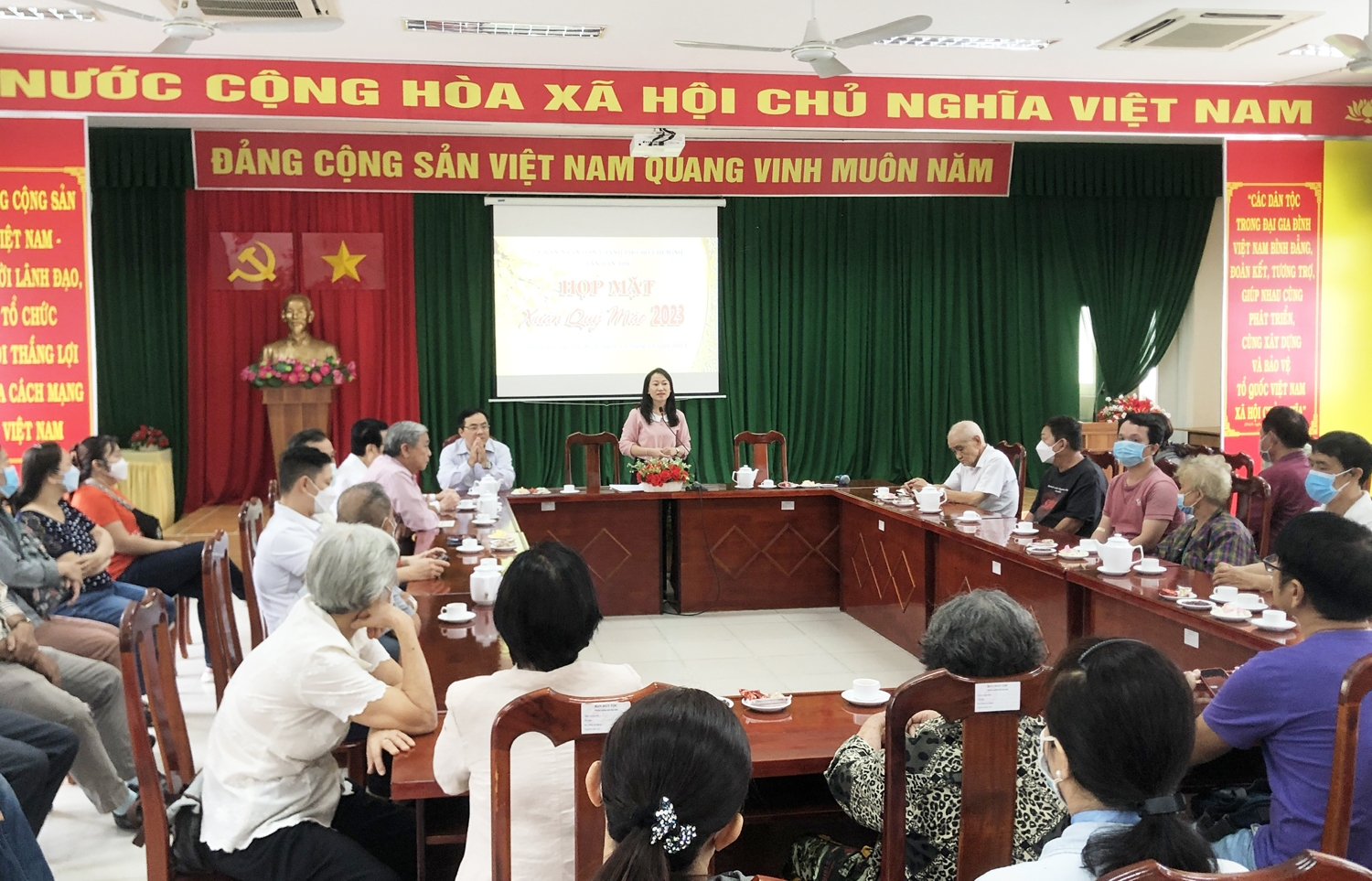 Bà Đặng Thị Tuyết Mai - Phó trưởng Ban Dân tộc Thành phố báo cáo về tình hình công tác dân tộc, những kết quả đạt được trong năm 2022 với các đại biểu