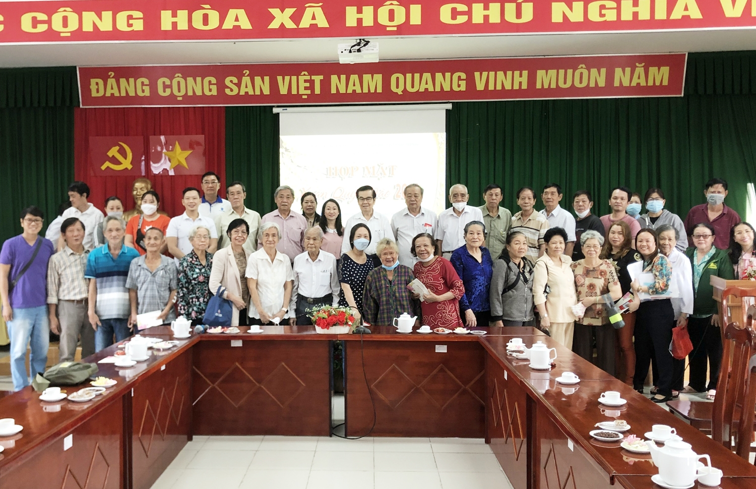 Ban Dân tộc Thành phố Hồ Chí Minh gửi tặng các phần quà chúc Tết mừng Xuân đến các đại biểu là Người có uy tín trong đồng bào DTTS của Thành phố