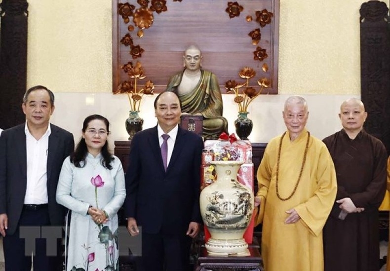 Chủ tịch nước Nguyễn Xuân Phúc chúc Tết Pháp chủ Giáo hội Phật giáo Việt Nam Thích Trí Quảng. (Ảnh: Thống Nhất/TTXVN)