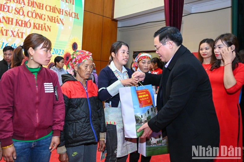 Chủ tịch Quốc hội Vương Đình Huệ trao tặng quà Tết cho gia đình chính sách, hộ nghèo tại huyện Bát Xát. (Ảnh: Duy Linh)