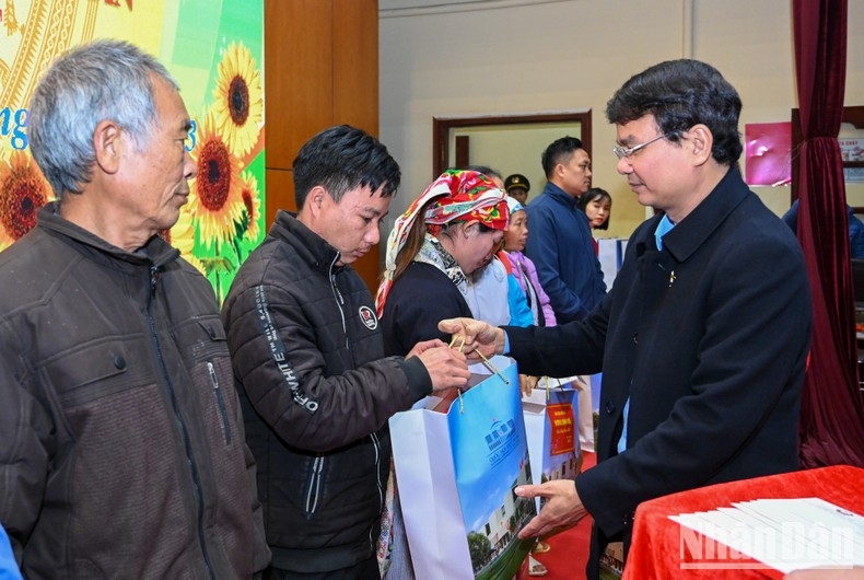 Bí thư Tỉnh ủy Lào Cai Đặng Xuân Phong trao tặng quà Tết cho gia đình chính sách, hộ nghèo tại huyện Bát Xát. (Ảnh: Duy Linh)