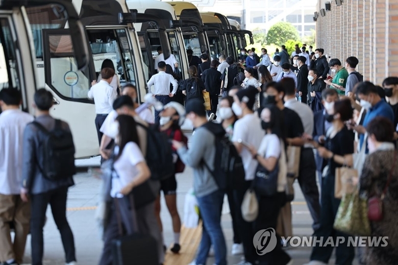 Người dân đeo khẩu trang khi có mặt tại một nhà ga ở Seoul, Hàn Quốc nhân dịp nghỉ lễ Chuseok (Ảnh: Yonhap)