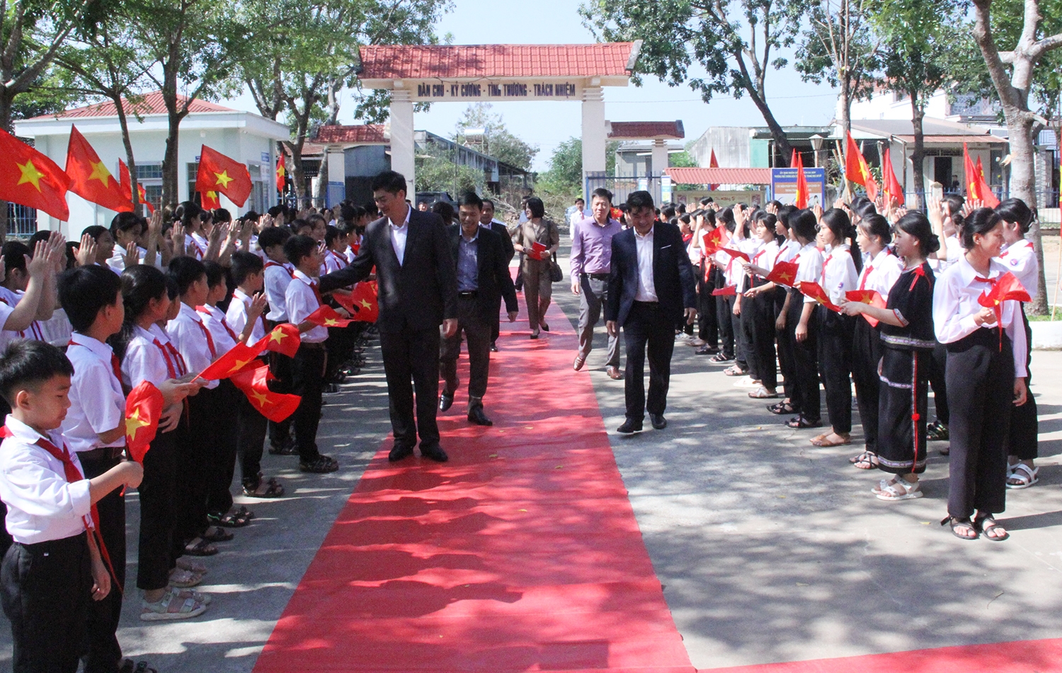 Cán bộ, giáo viên, học sinh Trường PTDT Nội trú THCS huyện Ea Súp đón tiếp Đoàn công tác