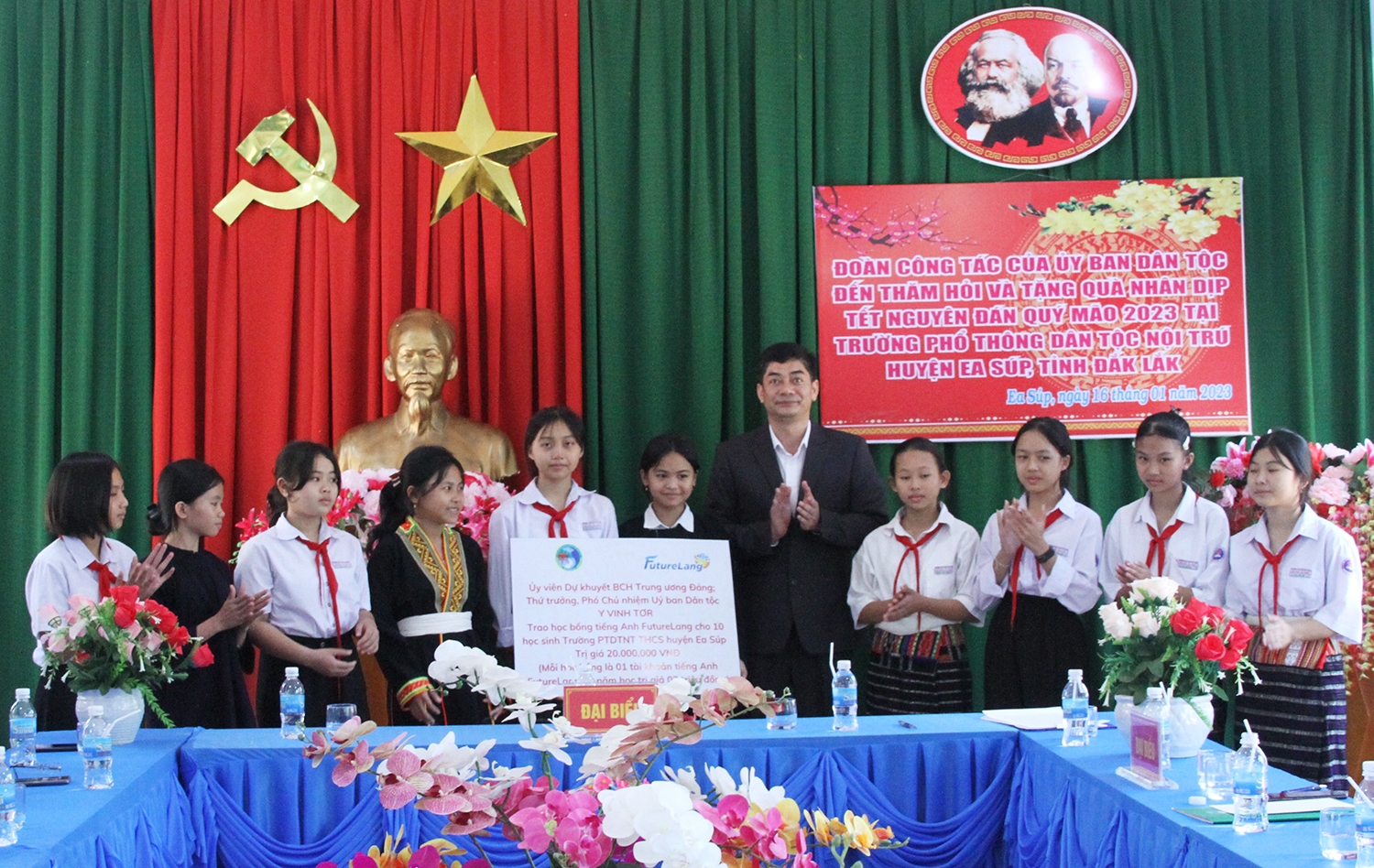  Đoàn công tác trao quà cho học sinh Trường PTDT Nội trú THCS huyện Ea Súp