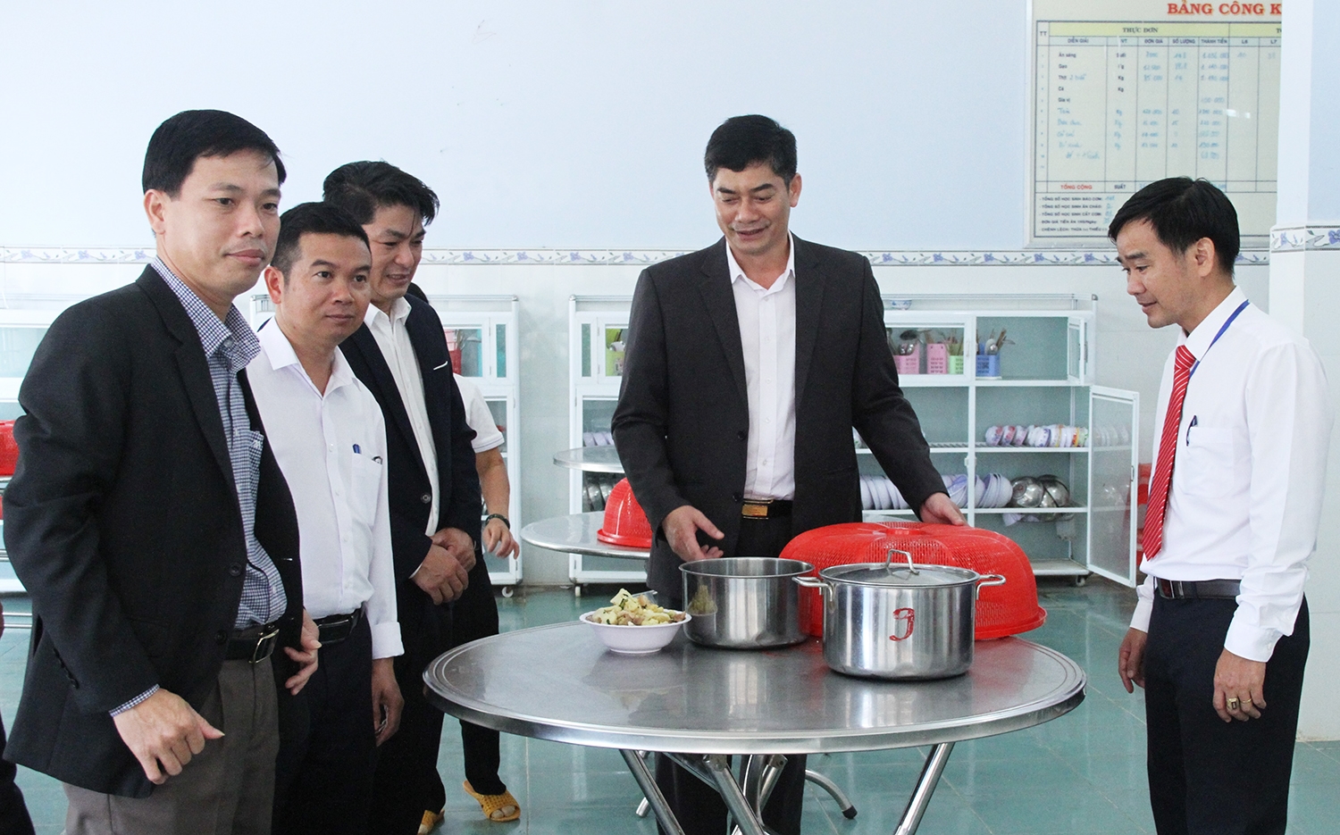 Thứ trưởng, Phó Chủ nhiệm Y Vinh Tơr thăm cơ sở vật chất, nhà ăn, nơi ở của học sinh Trường PTDT Nội trú THCS huyện Ea Súp