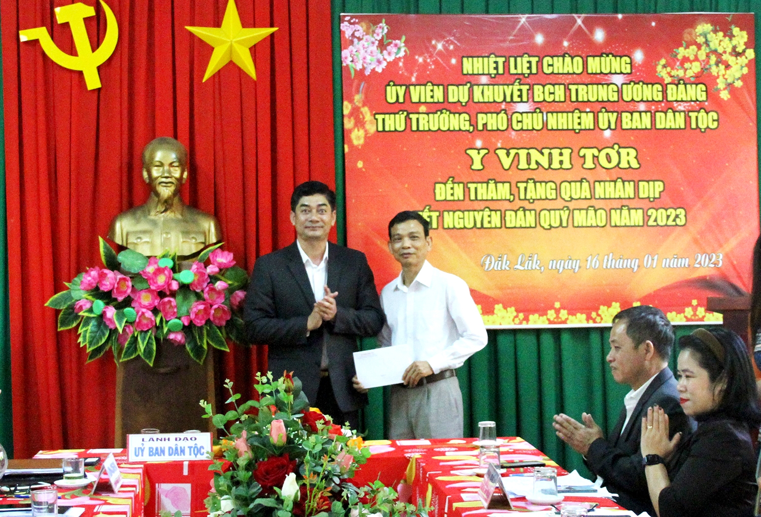 Thay mặt Đoàn công tác, Thứ trưởng, Phó Chủ nhiệm Ủy ban Dân tộc Y Vinh Tơr trao quà cho Ban Giám hiệu Nhà trường
