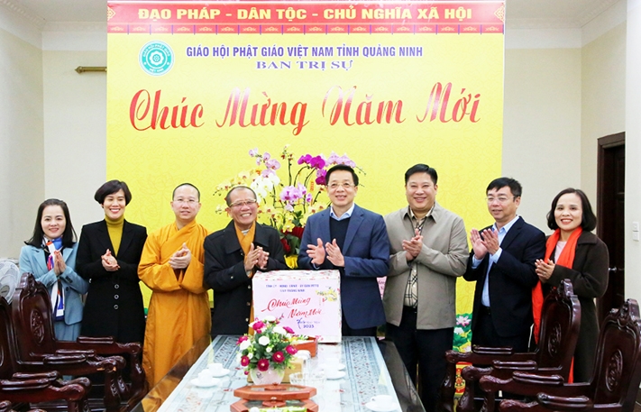 Trưởng Ban Dân vận Tỉnh ủy, Chủ tịch Ủy ban MTTQ tỉnh Nguyễn Văn Hồi tặng quà Tết Ban Trị sự Giáo hội Phật giáo Việt Nam tỉnh Quảng Ninh