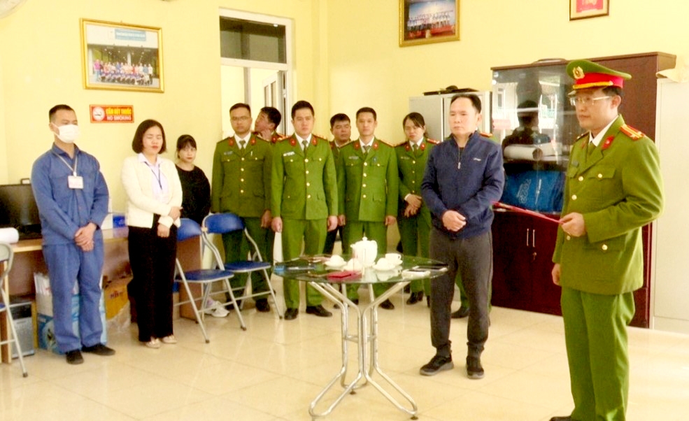 Công an tỉnh Sơn La tống đạt Quyết định khởi tố vụ án tại Trung tâm Đăng kiểm 2601D