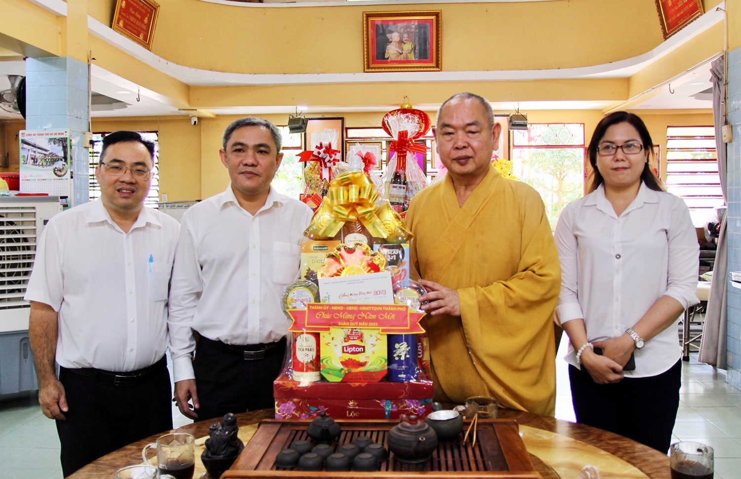 Đoàn công tác Ban Dân tộc TP. Hồ Chí Minh thăm, chúc Tết, tặng quà chùa Long Hoa (quận 8)