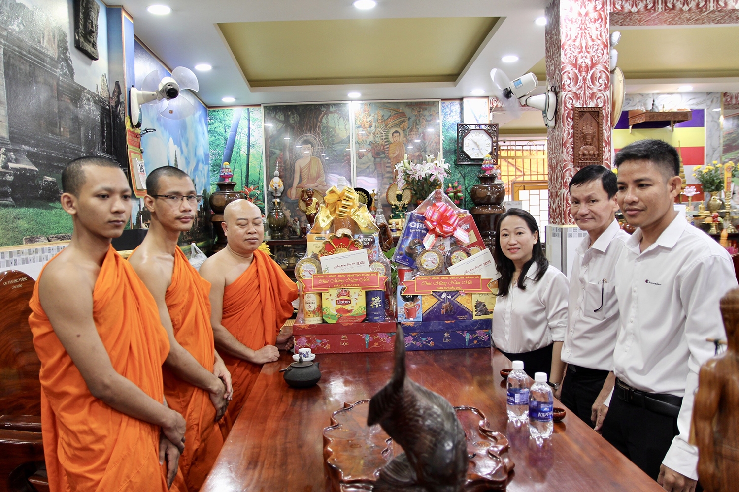 Đoàn công tác Ban Dân tộc TP. Hồ Chí Minh thăm, chúc Tết, tặng quà chùa Khmer Pothiwong (quận Tân Bình) 