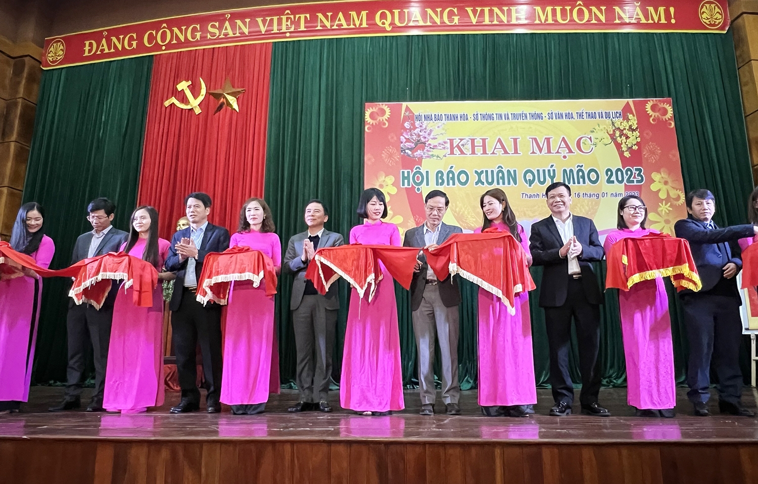 Lãnh đạo tỉnh Thanh Hóa cùng các đại biểu cắt băng Khai mạc Hội báo Xuân Quý Mão 2023