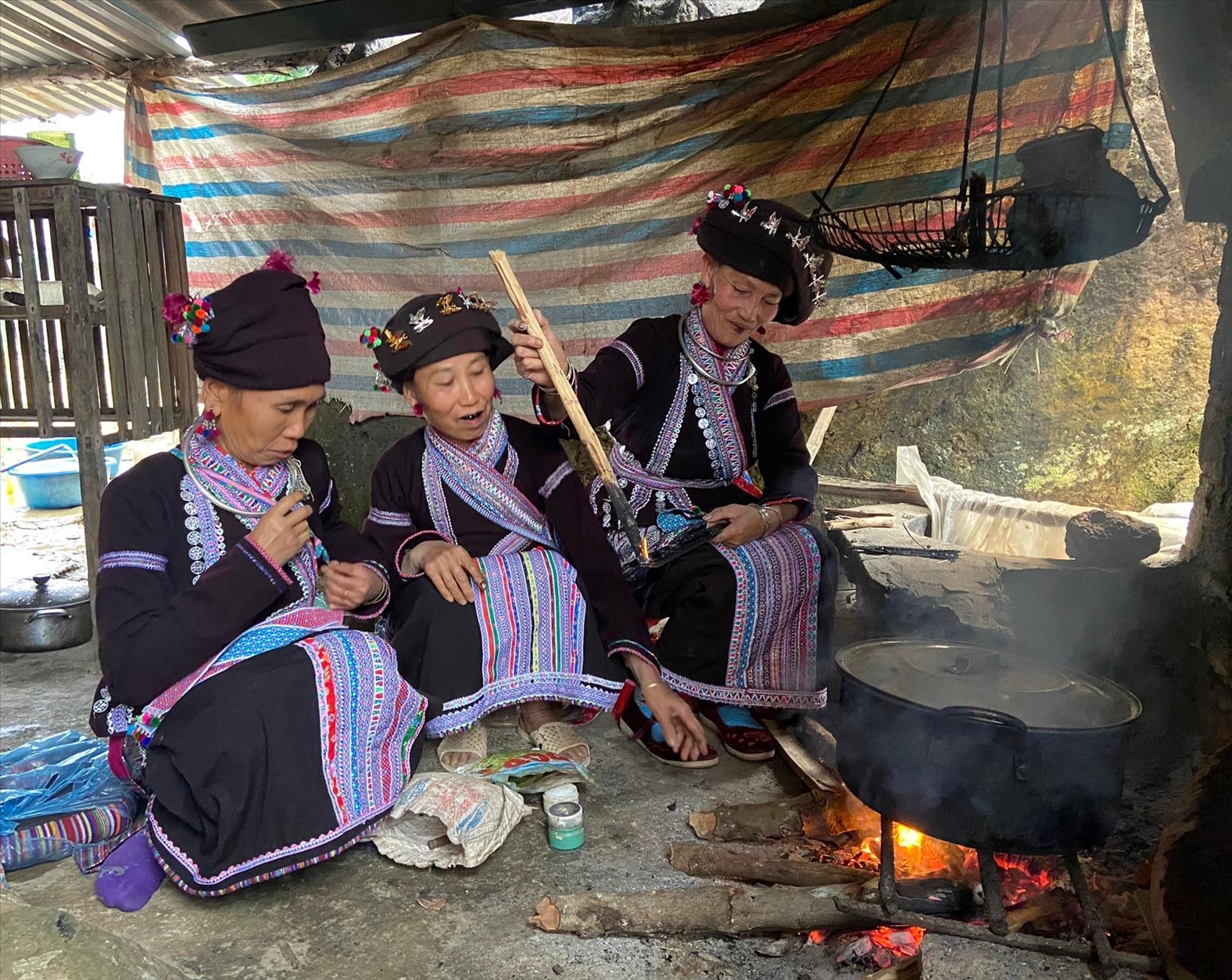 Phụ nữ dân tộc Lào bên bếp lửa
